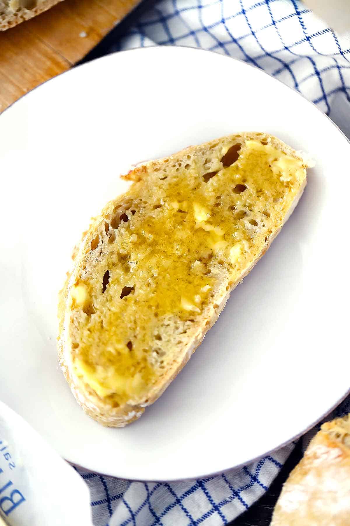 Dutch Oven No Knead Bread with a Crisp Crust and Fluffy Interior